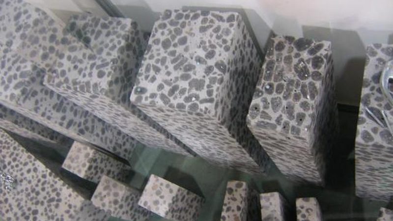 小标题：顶板防水施工公司选择要点